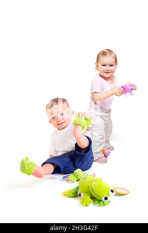 Les bébés jouent avec des jouets Banque D'Images