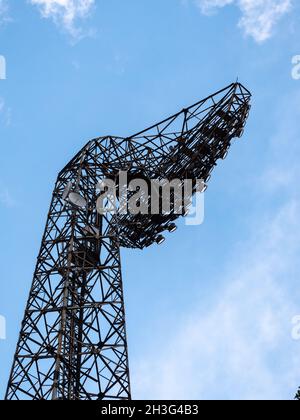 Tour en métal avec plusieurs ampoules pour éclairer le stade avec le ciel sombre en arrière-plan Banque D'Images