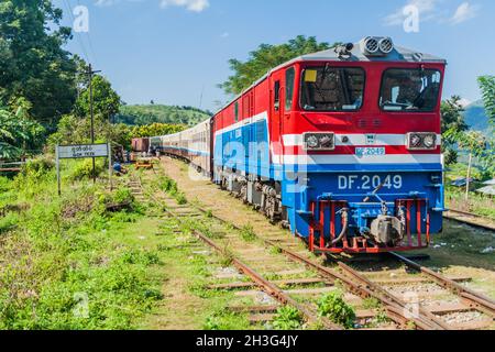 GOKTEIK, MYANMAR - 30 NOVEMBRE 2016 : train à une gare locale près du viaduc Gokteik Geik Teik, Myanmar Banque D'Images