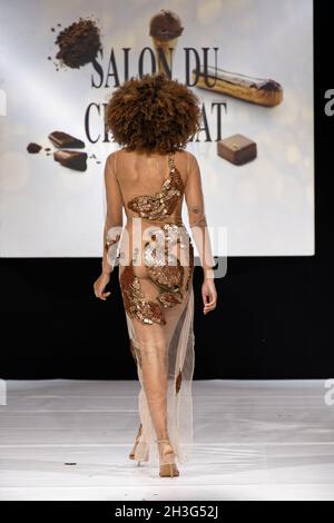 Paris, France.27 octobre 2021.Miss France 2017 Alicia Aylies marche sur la piste lors du salon du chocolat, spectacle de mode de robes chocolatées. Banque D'Images