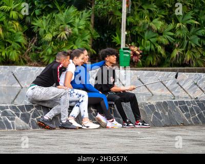 Medellin, Antioquia, Colombie - décembre 22 2020 : des amis qui prennent un Selfie dans une fontaine dans un parc public Banque D'Images