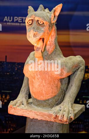 Paris, France.27 octobre 2021.Gargouille de notre-Dame de Paris en chocolat par Maëlig Georgelin (au petit Prince) présenté à la Foire du chocolat. Banque D'Images