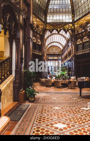 BUDAPEST, HONGRIE - 18 JUIN 2019 : intérieur de l'hôtel Parisi Udvar dans le quartier de V. à Budapest, Hongrie, ouvert après restauration en juin 2019 Banque D'Images