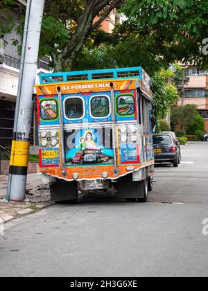 Medellin, Antioquia, Colombie - décembre 22 2020: Bus de partie connu sous le nom de 'Chiva Rumbera' garés dans une maison le matin Banque D'Images