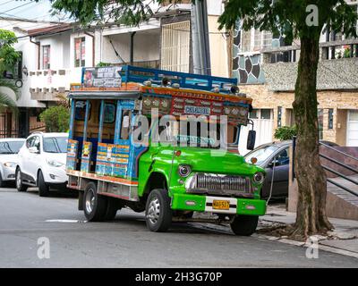 Medellin, Antioquia, Colombie - décembre 22 2020: Bus de partie connu sous le nom de 'Chiva Rumbera' garés dans une maison le matin Banque D'Images