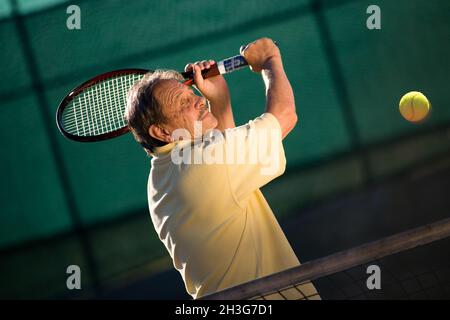 L'homme senior joue au tennis Banque D'Images