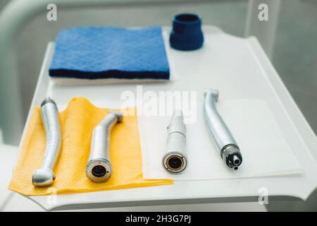 un outil pour le dentiste avant de travailler dans son bureau. Banque D'Images
