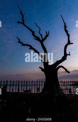 Vue du matin sur le pont U Bein au-dessus du lac Taungthaman à Amarapura près de Mandalay, au Myanmar Banque D'Images