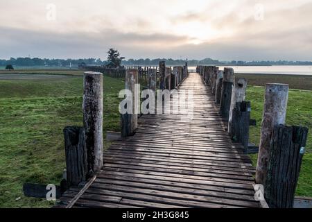Vue du matin sur le pont U Bein au-dessus du lac Taungthaman à Amarapura près de Mandalay, au Myanmar Banque D'Images