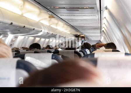 Passagers dans l'avion.Vue arrière du plan.Intérieur de l'avion passager. Banque D'Images