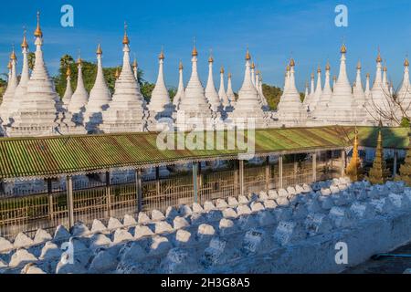Stupas blancs autour de Sandamuni Sandamani ou Sandar Mu ni pagode à Mandalay, Myanmar Banque D'Images