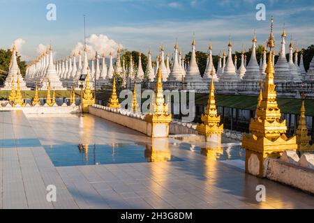 Stupas blancs autour de Sandamuni Sandamani ou Sandar Mu ni pagode à Mandalay, Myanmar Banque D'Images