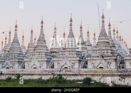 Stupas blancs autour de Sandamuni Sandamani ou Sandar Mu ni pagode à Mandalay, Myanmar Banque D'Images