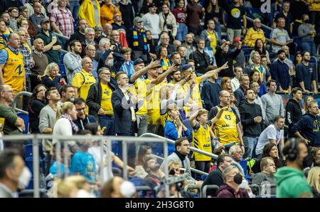 Berlin, Allemagne.28 octobre 2021.Basket-ball: EuroLeague, Alba Berlin - FC Bayern München, main Round, Matchday 7, Mercedes-Benz Arena.Les fans d'Alba Berlin réagissent à la défaite.Credit: Andreas Gora/dpa/Alay Live News Banque D'Images