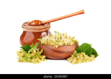 Pot en verre fuul de miel frais avec fleurs de linden dans plaque de bambou isilé sur fond blanc Banque D'Images
