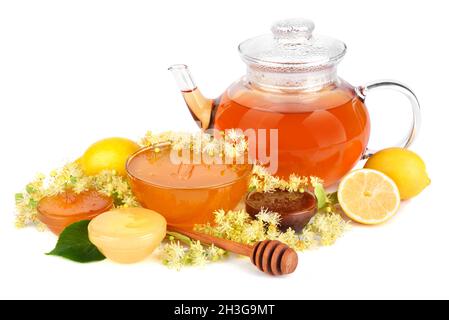 Tisane aux fleurs de linden et différentes sortes de miel frais sur fond blanc Banque D'Images