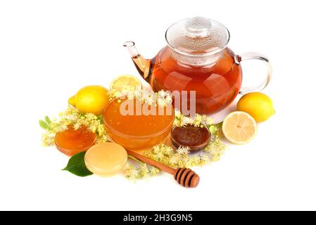 Tisane aux fleurs de linden et différentes sortes de miel frais sur fond blanc Banque D'Images