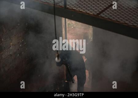 SP - Sao Paulo - 10/27/2021 - SAO PAULO, CONNAISSEZ VOTRE PROGRAMME D'ARMÉE - soldats pendant la simulation de l'opération urbaine et de la confrontation dans la 11ème Brigade d'infanterie légère (11ème BDA Inf L), 28ème Bataillon d'infanterie légère, dans la ville de Campinas, intérieur de Sao Paulo ce jeudi (28).La visite au Commandement est due au &#x201c;Programme Know Your Army&#x201d; du Commandement militaire du Sud-est (CMSE), qui vise à renforcer les relations de l'Armée avec la société, en diffusant les actions et les particularités de la profession militaire.Photo: Ettore Chiereguini/AGIF/Sipa USA Banque D'Images