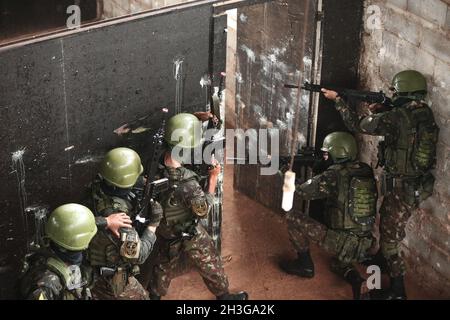 SP - Sao Paulo - 10/27/2021 - SAO PAULO, CONNAISSEZ VOTRE PROGRAMME D'ARMÉE - soldats pendant la simulation de l'opération urbaine et de la confrontation dans la 11ème Brigade d'infanterie légère (11ème BDA Inf L), 28ème Bataillon d'infanterie légère, dans la ville de Campinas, intérieur de Sao Paulo ce jeudi (28).La visite au Commandement est due au &#x201c;Programme Know Your Army&#x201d; du Commandement militaire du Sud-est (CMSE), qui vise à renforcer les relations de l'Armée avec la société, en diffusant les actions et les particularités de la profession militaire.Photo: Ettore Chiereguini/AGIF/Sipa USA Banque D'Images