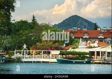 Vue sur le remblai avec des bateaux et le canal à Dalyan.Turkey. Banque D'Images