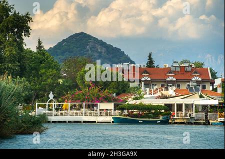 Vue sur le remblai avec des bateaux et le canal à Dalyan.Turkey. Banque D'Images