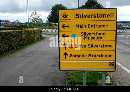 Un panneau indiquant les directions vers les diverses attractions du circuit de Silverstone, Northamptonshire, Royaume-Uni Banque D'Images