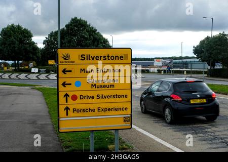 Un panneau indiquant les directions vers les diverses attractions du circuit de Silverstone, Northamptonshire, Royaume-Uni Banque D'Images