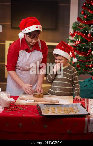 Mère et fils se prépare pour noël Banque D'Images