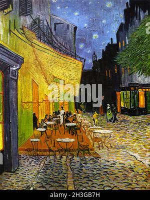 TERRASSE DE CAFÉ LA NUIT la peinture à l'huile 1888 de Vincent van Gogh d'une scène à Arles, actuellement dans le Kröller-Müseum, Otterlo, Hollande. Banque D'Images