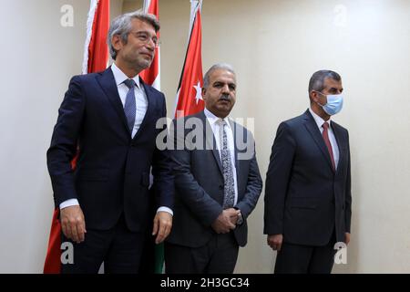 Amman, Jordanie.28 octobre 2021.Le ministre jordanien de l'énergie et des ressources minérales Saleh Kharabsheh (R) reçoit le ministre libanais de l'énergie Walid Fayyad (L) et le ministre syrien de l'électricité Ghassan al-Zamil à Amman (Jordanie) le 28 octobre 2021.La Jordanie, la Syrie et le Liban ont conclu jeudi un accord final pour fournir au Liban de l'électricité jordanienne par la Syrie.Credit: Mohammad Abu Ghosh/Xinhua/Alamy Live News Banque D'Images