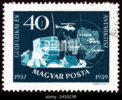 HONGRIE - VERS 1959: Un timbre imprimé en Hongrie montre le camp soviétique antarctique et la carte du pôle, vers 1959 Banque D'Images