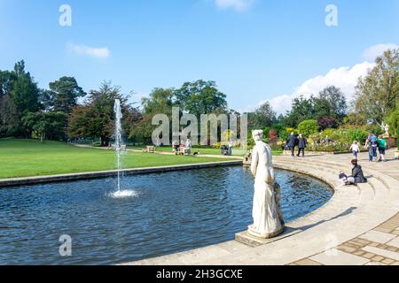 Fontaine dans le jardin d'Italianate, Château de Hever, Hever, Kent, Angleterre,Royaume-Uni Banque D'Images