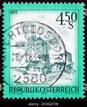AUTRICHE - VERS 1976: Un timbre imprimé en Autriche montre Windmill, Retz est une ville de Basse-Autriche, vers 1976 Banque D'Images