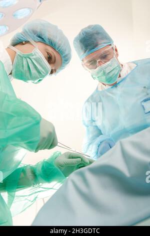 Les chirurgiens travaillent ensemble Banque D'Images
