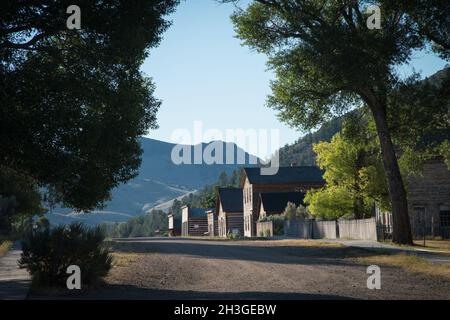 Une photo matinale de la rue principale dans la ville fantôme de Bannack State Park, Montana, États-Unis Banque D'Images