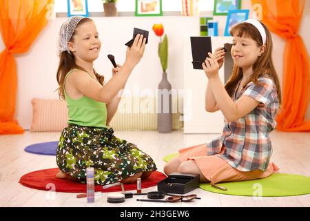 Deux jeunes filles jouant avec un miroir Banque D'Images