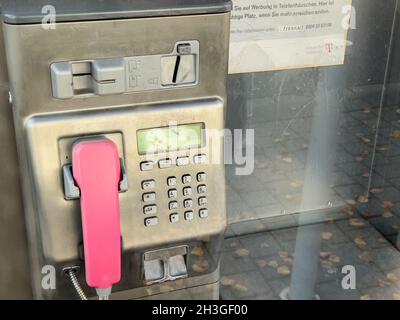 Gros plan de la cabine téléphonique de Deutsche Telecom avec un ancien téléphone avec pièces de monnaie ou carte Banque D'Images