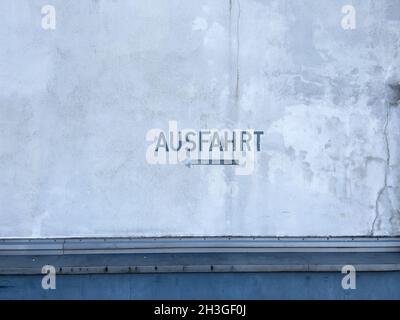 Ausfahrt traduction de langue allemande comme signalisation de sortie sur le mur dans le parking moderne Banque D'Images