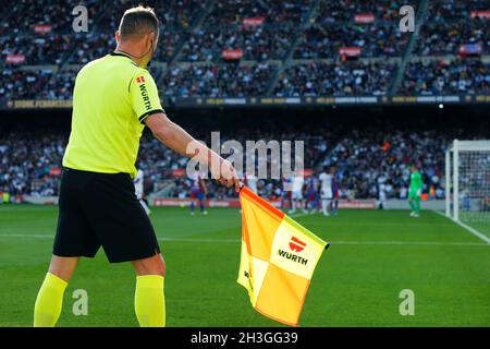 Barcelone, Espagne.24 octobre 2021.Adjointe Referee, 24 octobre 2021 - football : match espagnol 'la Liga Santander' entre le FC Barcelone 1-2 Real Madrid au stade Camp Nou à Barcelone, Espagne.Credit: D.Nakashima/AFLO/Alamy Live News Banque D'Images