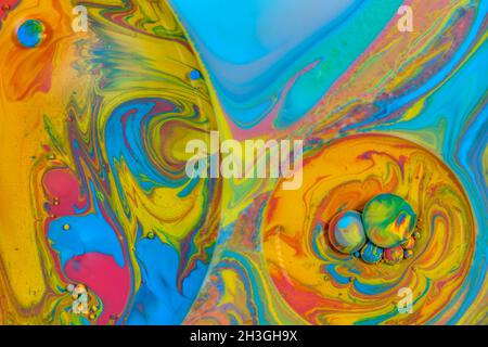 L'huile mélangée à de la peinture forme une image abstraite. Banque D'Images