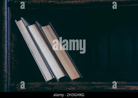 Étagère avec livres en gros plan.Concept de bureau ou de bibliothèque. Banque D'Images