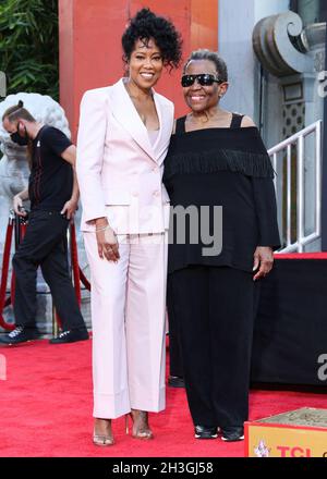 Hollywood, États-Unis.28 octobre 2021.HOLLYWOOD, LOS ANGELES, CALIFORNIE, États-Unis - OCTOBRE 28 : l'actrice Regina King et sa mère Gloria King assistent à la cérémonie des empreintes de main et des empreintes de pieds honorant Regina King qui s'est tenue au TCL Chinese Theatre IMAX Forecourt le 28 octobre 2021 à Hollywood, Los Angeles, Californie, États-Unis.(Photo de Xavier Collin/image Press Agency/Sipa USA) crédit: SIPA USA/Alay Live News Banque D'Images