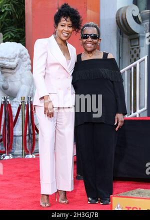 Hollywood, États-Unis.28 octobre 2021.HOLLYWOOD, LOS ANGELES, CALIFORNIE, États-Unis - OCTOBRE 28 : l'actrice Regina King et sa mère Gloria King assistent à la cérémonie des empreintes de main et des empreintes de pieds honorant Regina King qui s'est tenue au TCL Chinese Theatre IMAX Forecourt le 28 octobre 2021 à Hollywood, Los Angeles, Californie, États-Unis.(Photo de Xavier Collin/image Press Agency/Sipa USA) crédit: SIPA USA/Alay Live News Banque D'Images