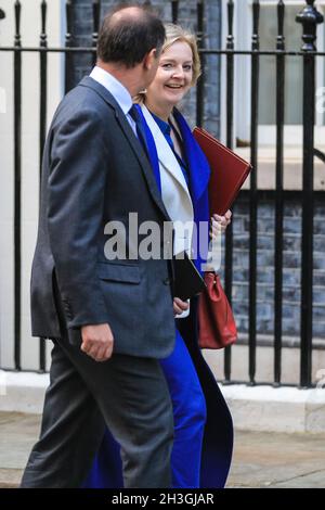 Downing Street, Londres, Royaume-Uni.28 octobre 2021.Liz Truss, député, secrétaire aux Affaires étrangères, entre ce soir au 10 Downing Street.Elle a donné aujourd'hui instruction à la ministre de l'Europe Wendy Morton de convoquer l'ambassadeur de France au Royaume-Uni pour des entretiens de demain concernant le couloir au sujet des droits de pêche.Credit: Imagetraceur/Alamy Live News Banque D'Images