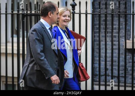 Downing Street, Londres, Royaume-Uni.28 octobre 2021.Liz Truss, député, secrétaire aux Affaires étrangères, entre ce soir au 10 Downing Street.Elle a donné aujourd'hui instruction à la ministre de l'Europe Wendy Morton de convoquer l'ambassadeur de France au Royaume-Uni pour des entretiens de demain concernant le couloir au sujet des droits de pêche.Credit: Imagetraceur/Alamy Live News Banque D'Images