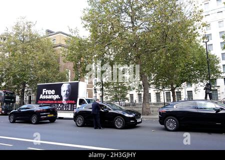 Publicité gratuite de Julian Assange à Whitehall passe par les voitures du ministre à Whitehall 28 octobre 2021 Banque D'Images