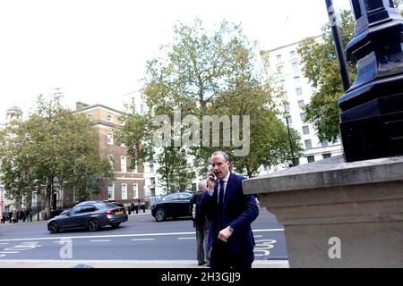 Le vice-premier ministre en route pour une réunion du Cabinet le 27 octobre 2021 Banque D'Images