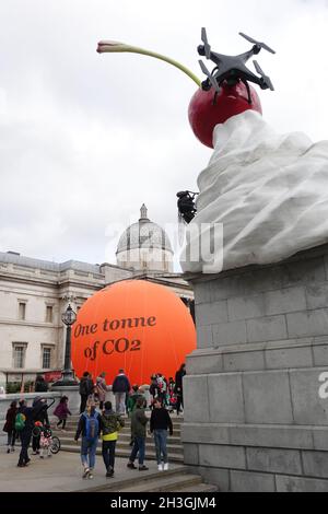 Bulle géante de carbone à Trafalgar Square avant la réunion de la COP26 à Glasgow le 1er novembre 2021 Banque D'Images