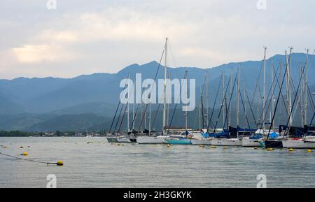 Voiliers ensemble à la marina de Paraty, Brésil Banque D'Images