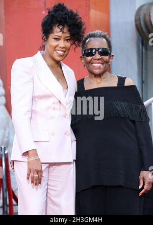 Hollywood, États-Unis.28 octobre 2021.HOLLYWOOD, LOS ANGELES, CALIFORNIE, États-Unis - OCTOBRE 28 : l'actrice Regina King et sa mère Gloria King assistent à la cérémonie des empreintes de main et des empreintes de pieds honorant Regina King qui s'est tenue au TCL Chinese Theatre IMAX Forecourt le 28 octobre 2021 à Hollywood, Los Angeles, Californie, États-Unis.(Photo de Xavier Collin/image Press Agency/Sipa USA) crédit: SIPA USA/Alay Live News Banque D'Images